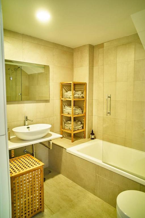 Kúpeľňa v ubytovaní Fabulous Penthouse Downtown Tarifa, Maestro Apartments