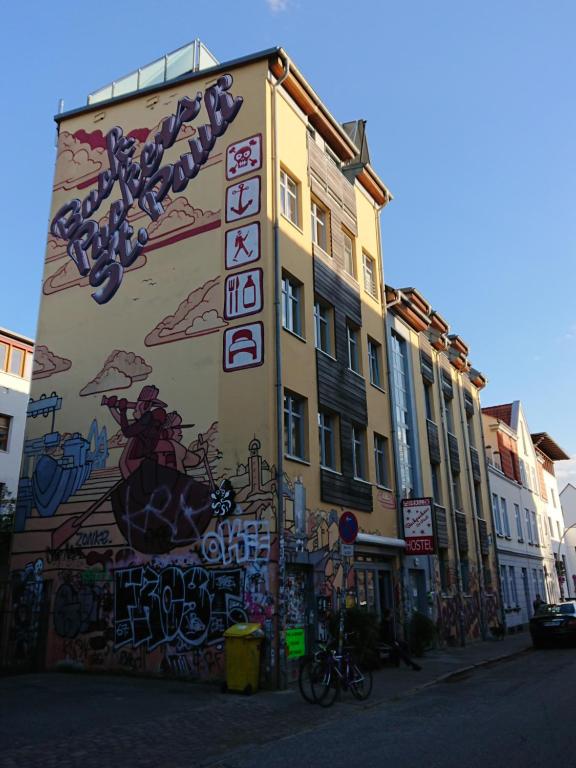un edificio con un mural en el costado en Backpackers St. Pauli en Hamburgo