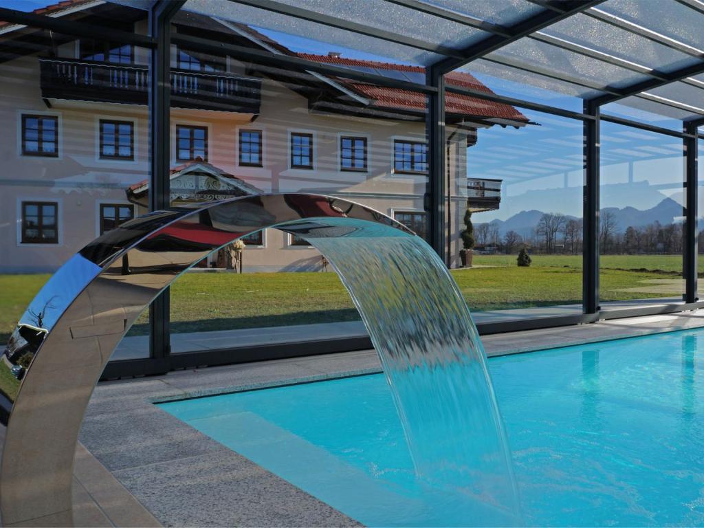 Piscina a Cosy apartment in Ubersee near Lake Chiemsee o a prop