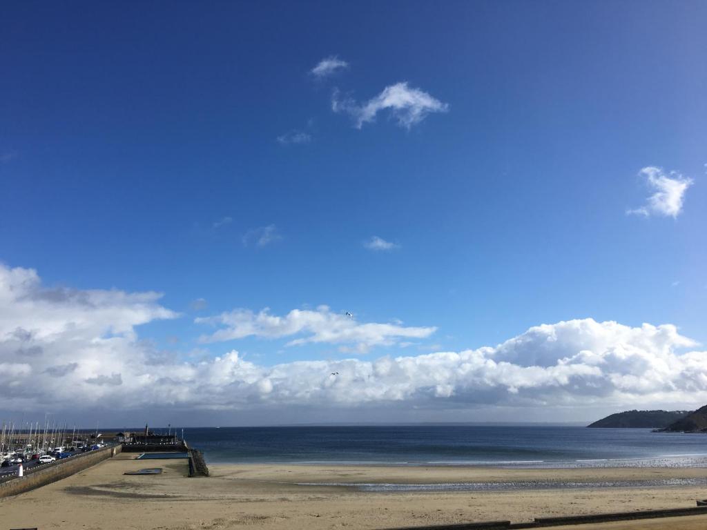 - Vistas a una playa con muelle y al océano en Kerocéan appartement vue sur mer, en Binic