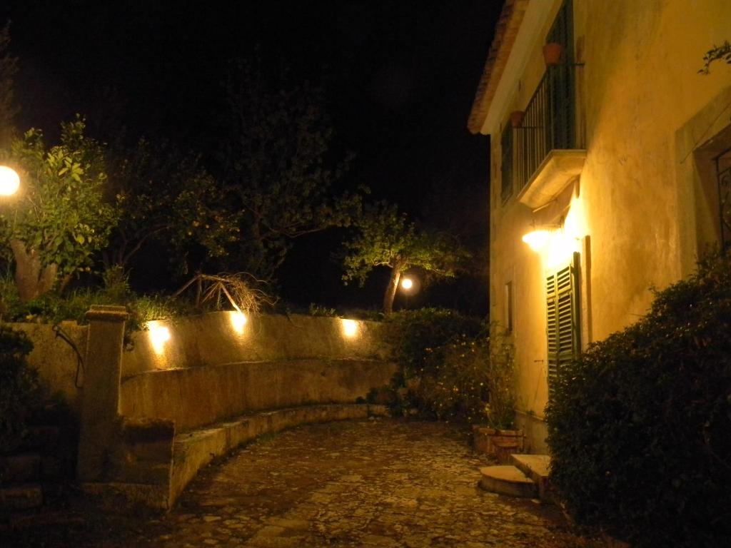 um caminho de pedra que leva a um edifício à noite em Nunziata em Mineo