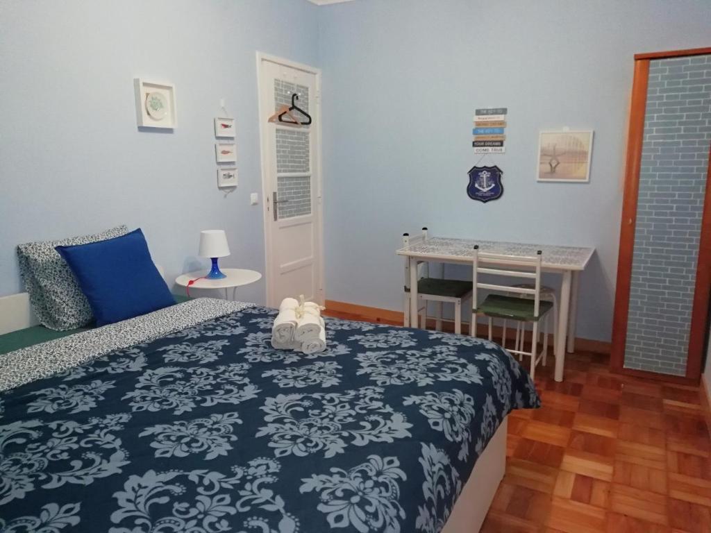 sypialnia z łóżkiem, stołem i biurkiem w obiekcie Apartament's Veiga Tejo w Lizbonie