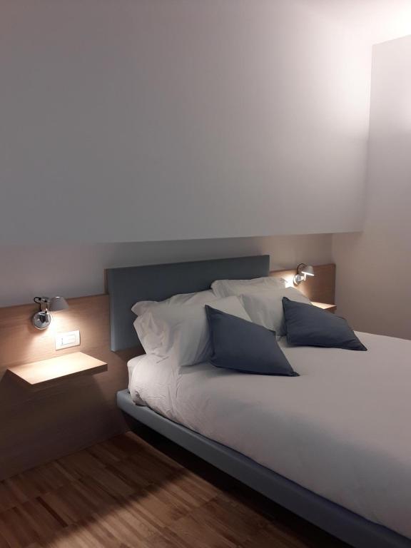 um quarto com uma cama com duas almofadas azuis em h-sa GUEST HOUSE em Matera