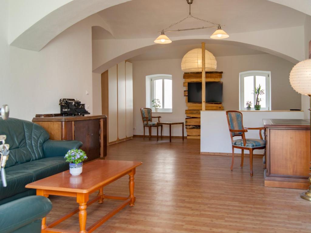 ein Wohnzimmer mit einem Sofa und einem Tisch in der Unterkunft Domizil am Kaitzbach in Dresden