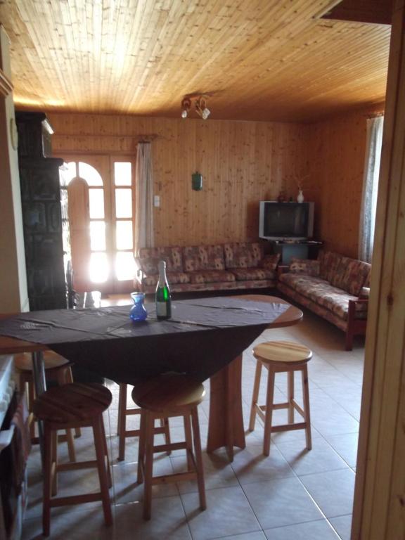 uma sala de estar com uma mesa e cadeiras e um sofá em Siesta a Balatonon em Balatonmáriafürdő