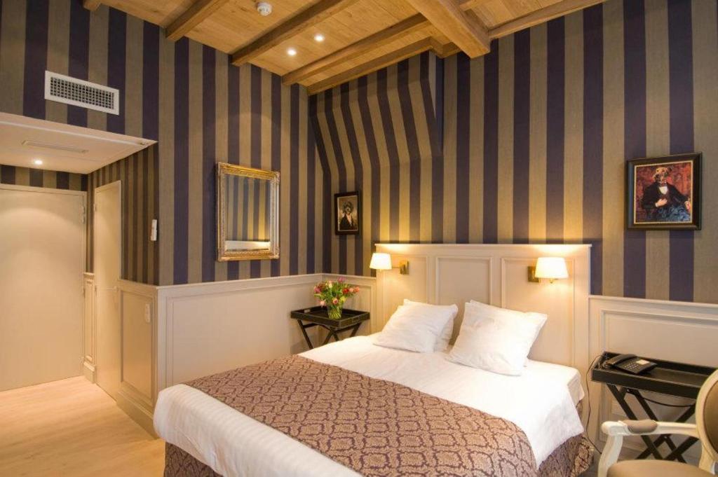 a bedroom with a bed and a striped wall at Hotel Patritius in Bruges