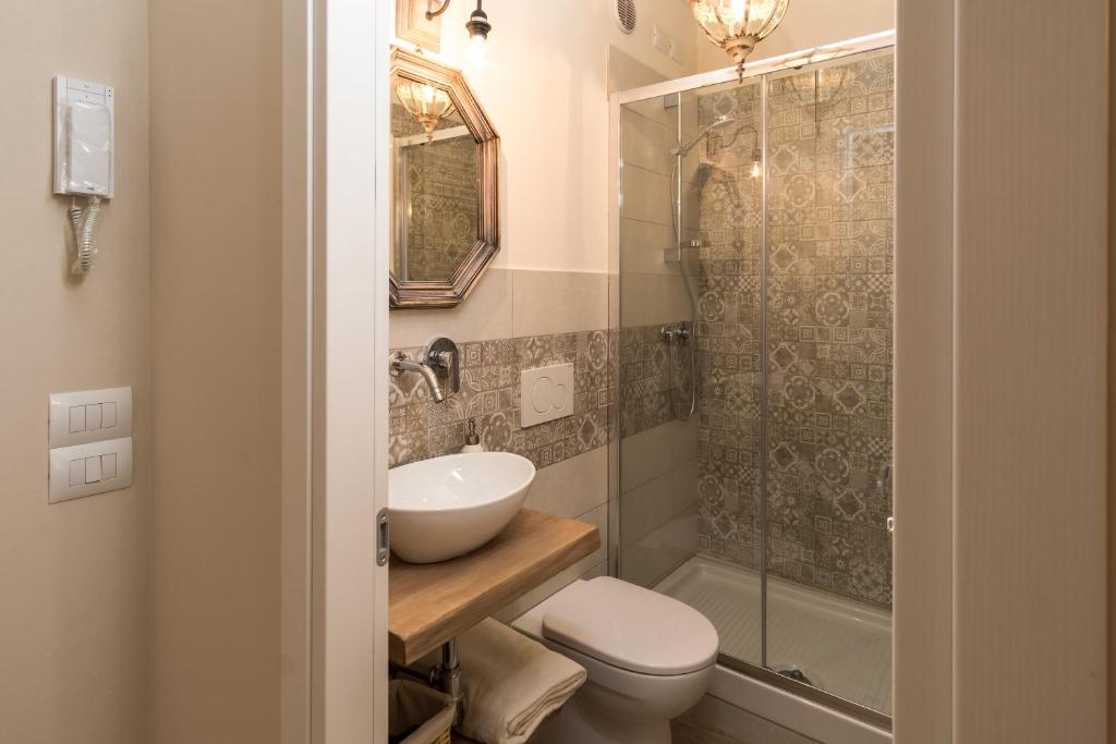 A bathroom at Pistoia Luxury Suite