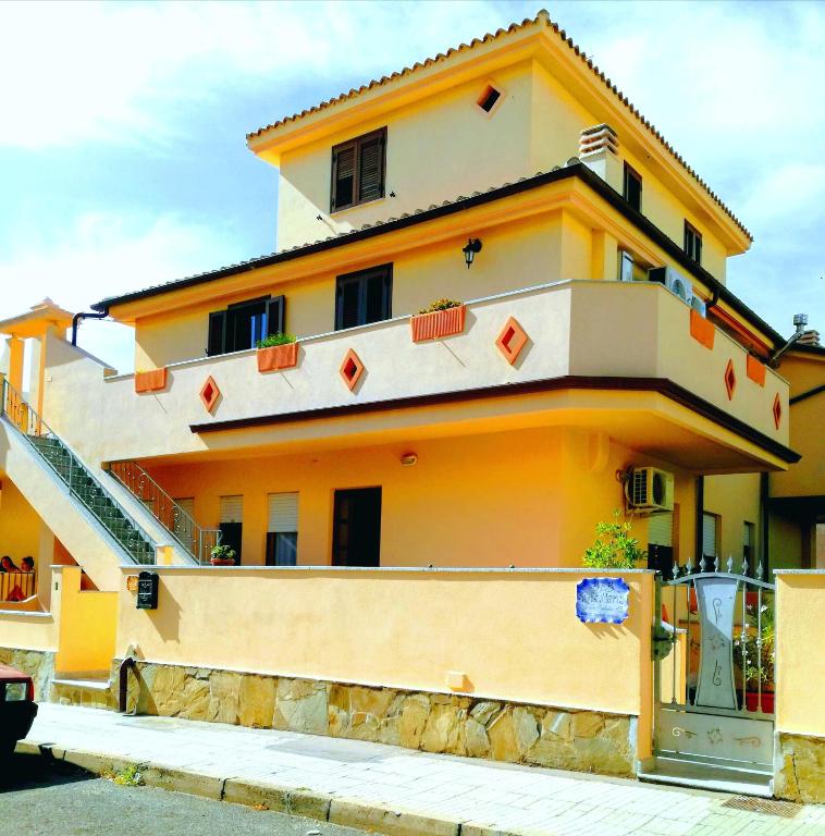 una casa con un'arancia e un bianco di Apartment Conchiglie a Cala Gonone