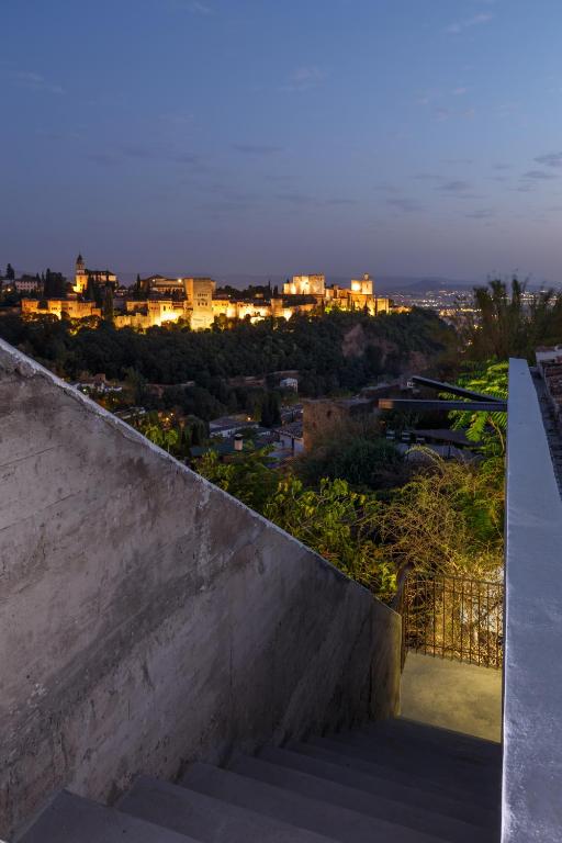 Fotografia z galérie ubytovania Luxury Cave 100m super terraza vistas Alhambra WIFI v destinácii Granada