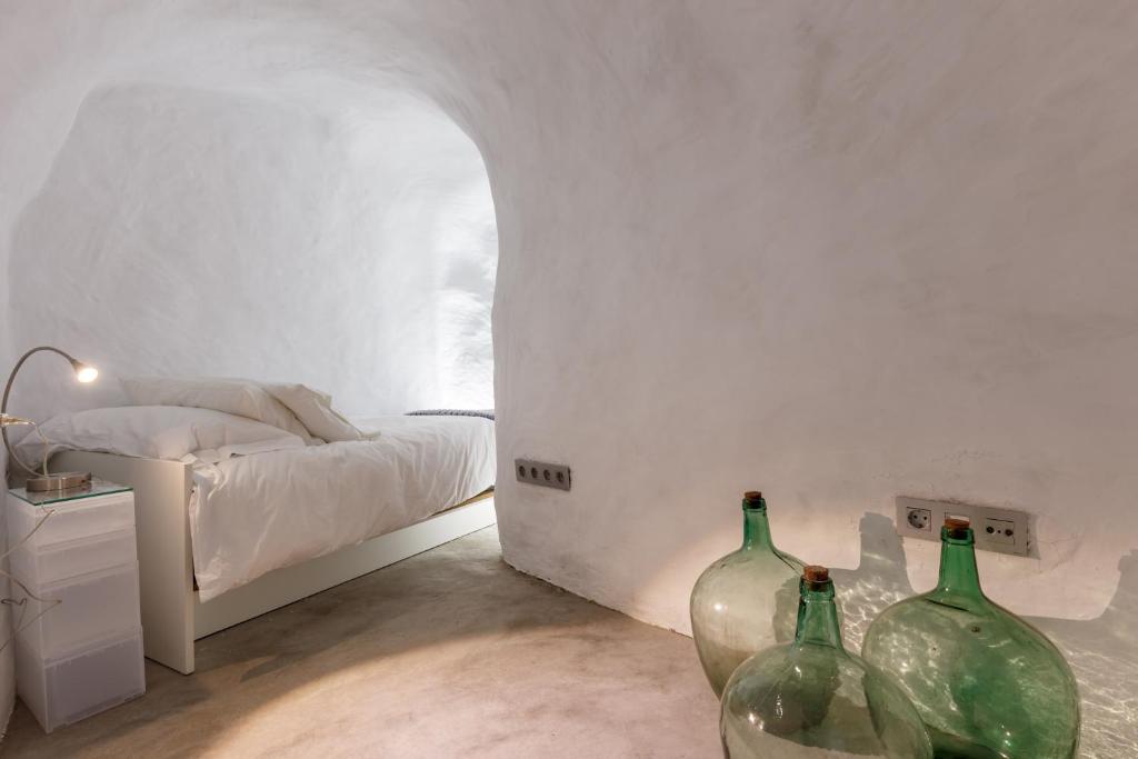 Posteľ alebo postele v izbe v ubytovaní Luxury Cave 100m super terraza vistas Alhambra WIFI