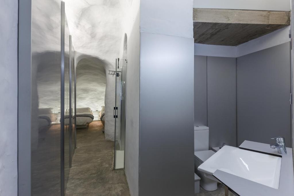 Kúpeľňa v ubytovaní Luxury Cave 100m super terraza vistas Alhambra WIFI