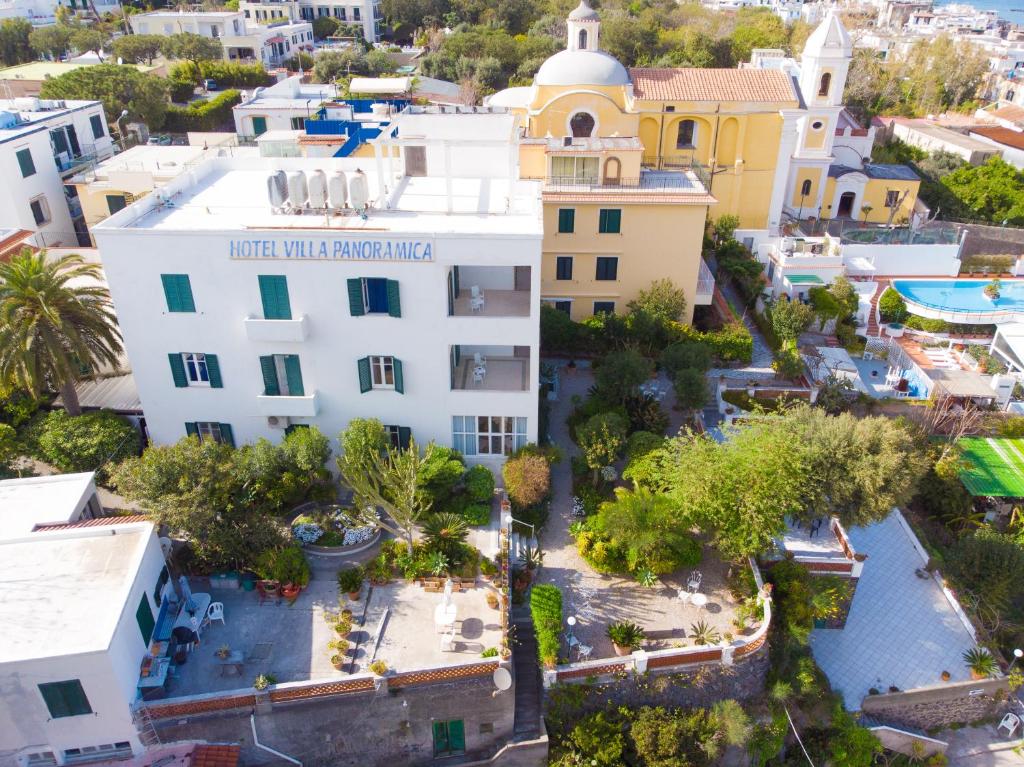 una vista aerea di un edificio bianco con le parole "proprietà hotel lupo" di Hotel Villa Panoramica a Ischia