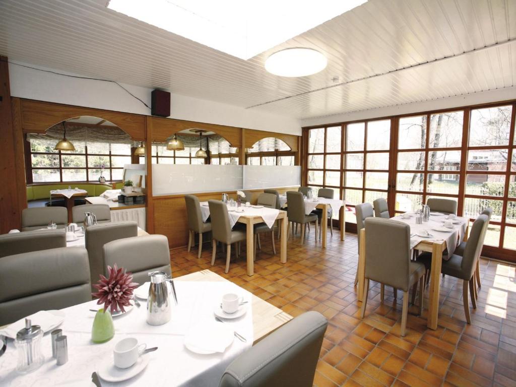 Reštaurácia alebo iné gastronomické zariadenie v ubytovaní Pension Kathi