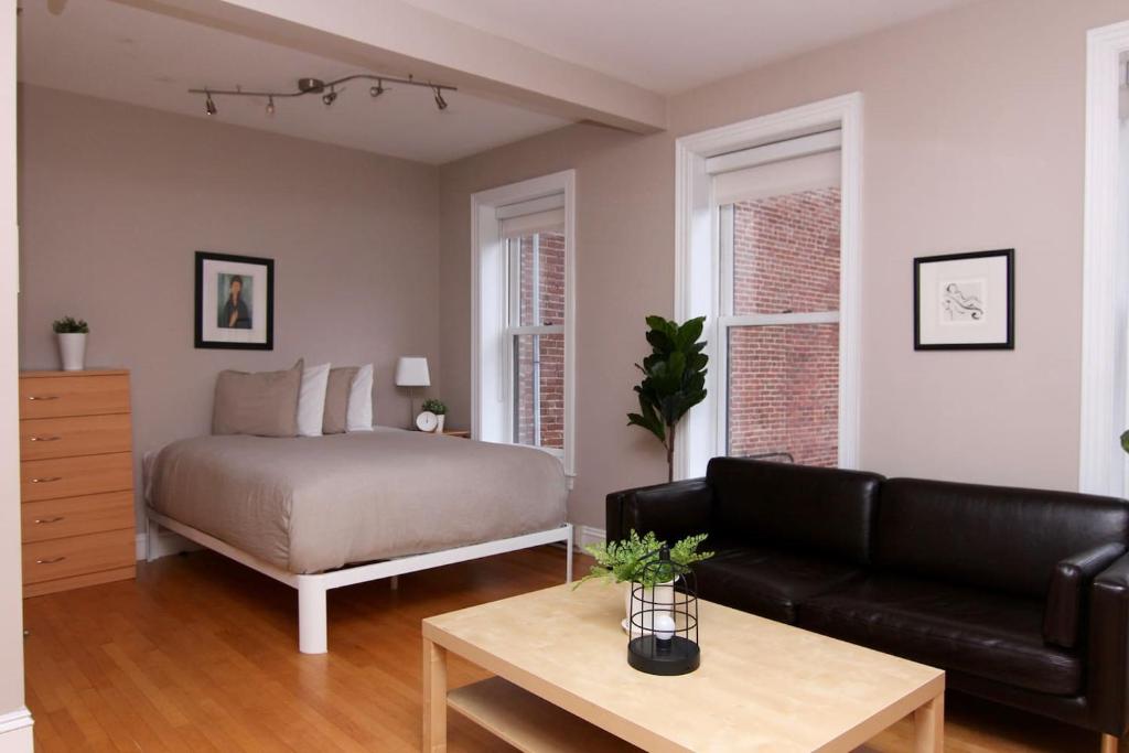 een woonkamer met een bed en een bank bij Stylish Downtown Studio in the SouthEnd, C.Ave# 2 in Boston