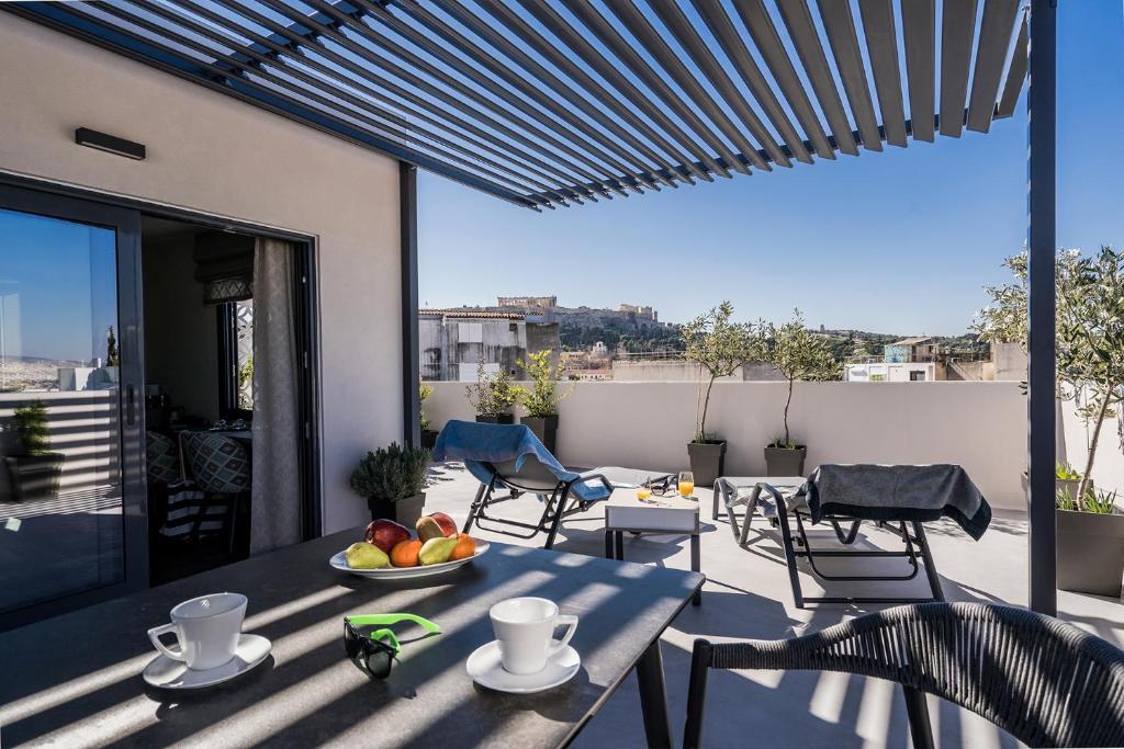 un tavolo con un cesto di frutta su un patio di Urban Nest - Suites & Apartments ad Atene
