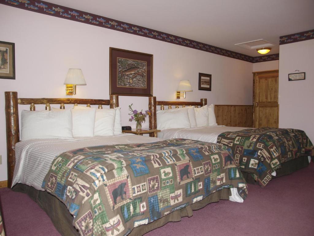 Postel nebo postele na pokoji v ubytování Yellowstone Basin Inn