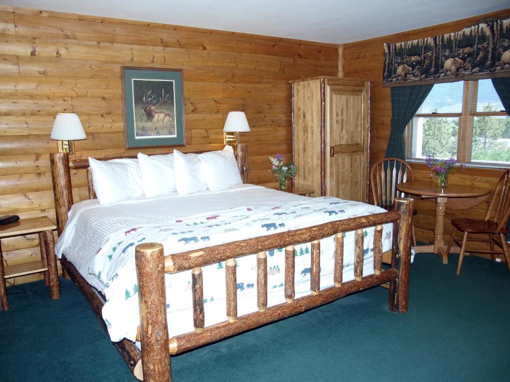 Postel nebo postele na pokoji v ubytování Yellowstone Basin Inn