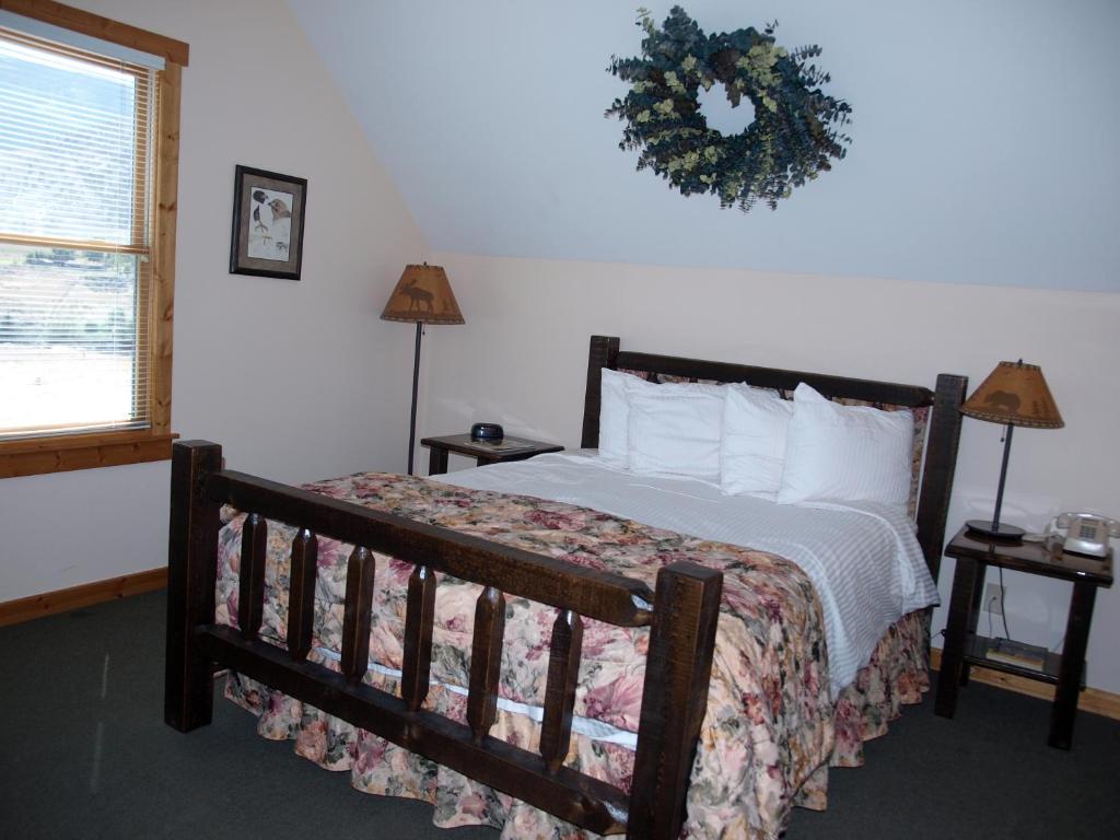 Postel nebo postele na pokoji v ubytování Yellowstone Basin Inn