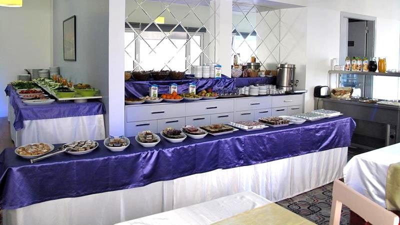 伊斯坦堡的住宿－Arya Hotel，餐桌上的自助餐,包括盘子