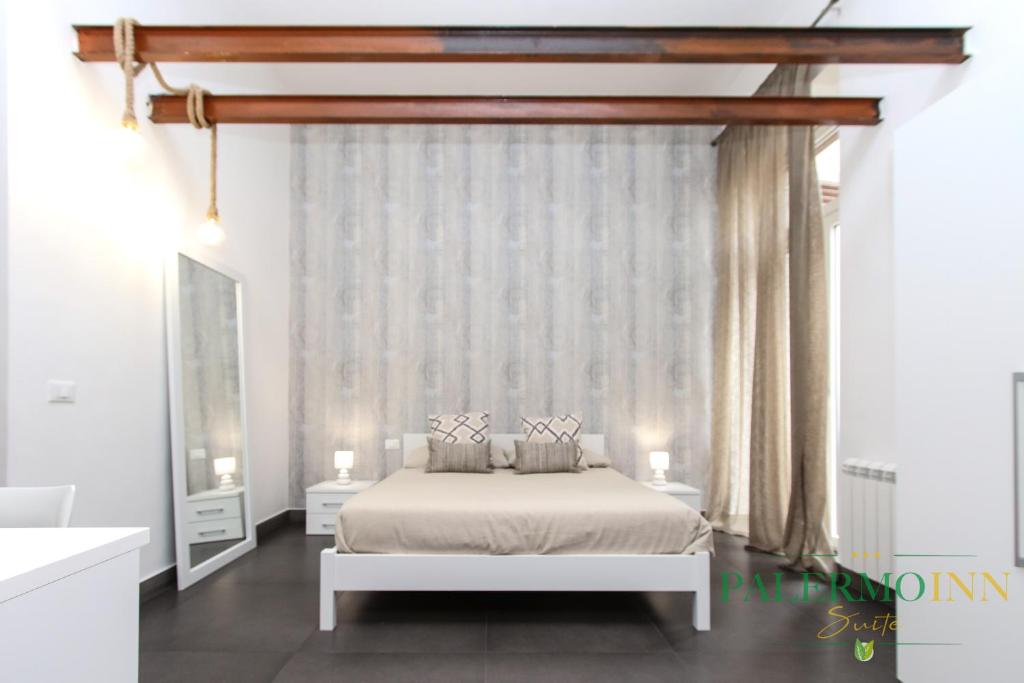 Un dormitorio blanco con una cama y una ventana. en Palermo Inn Suite, en Palermo