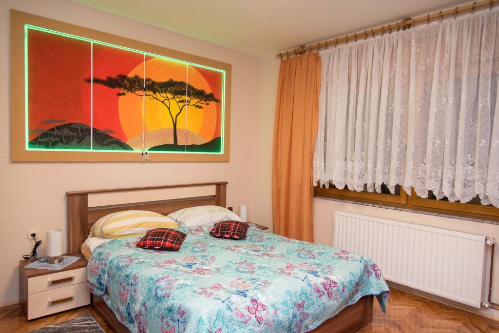 1 dormitorio con 1 cama y una pintura en la pared en Rooms Vlado, en Daruvar