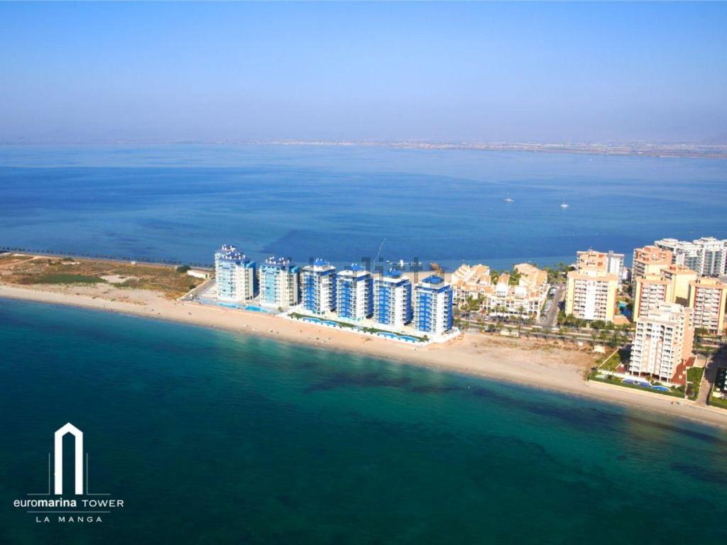 una vista aerea di una spiaggia con edifici e l'oceano di La Manga Apartamento - primera linea a San Javier