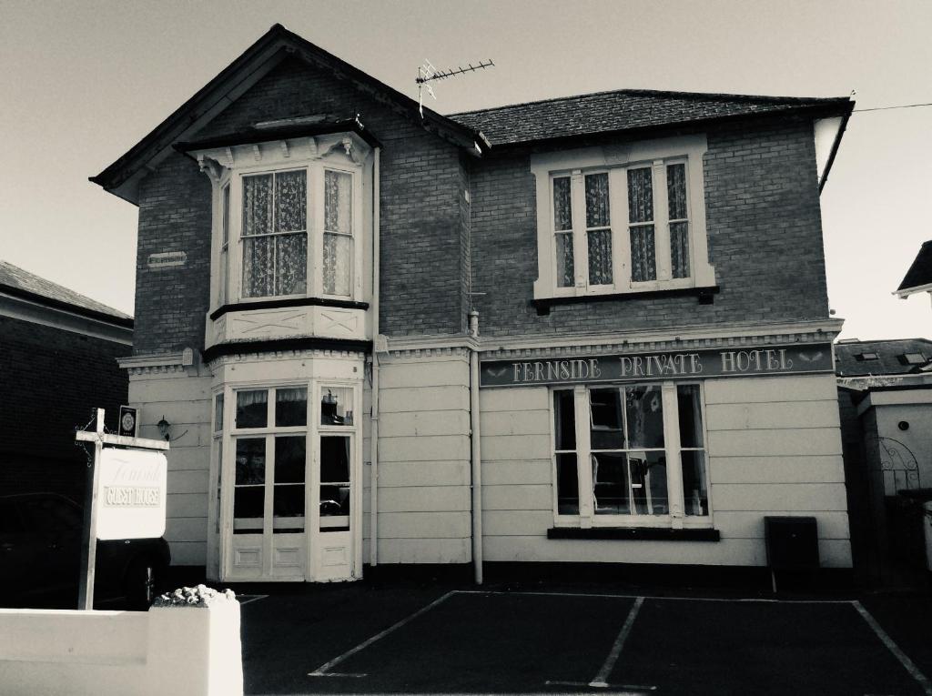 una foto en blanco y negro de una casa en The Fernside, en Sandown