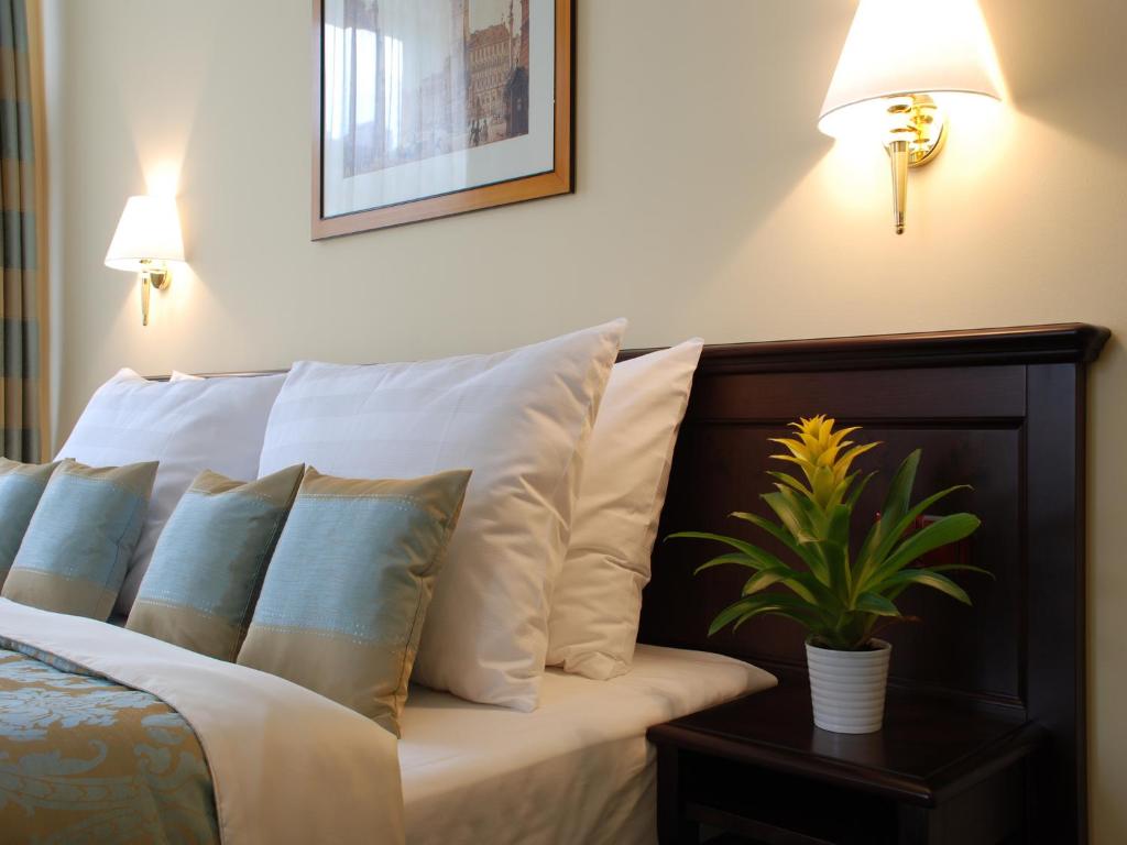 Postel nebo postele na pokoji v ubytování EA Hotel Downtown