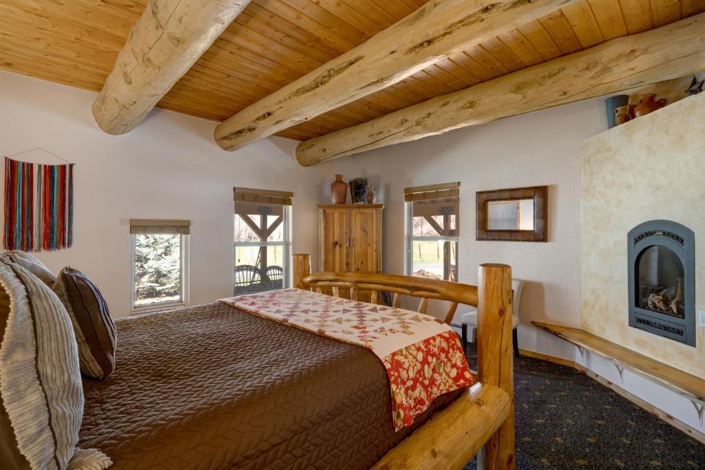 Gulta vai gultas numurā naktsmītnē Mariposa Lodge Bed and Breakfast