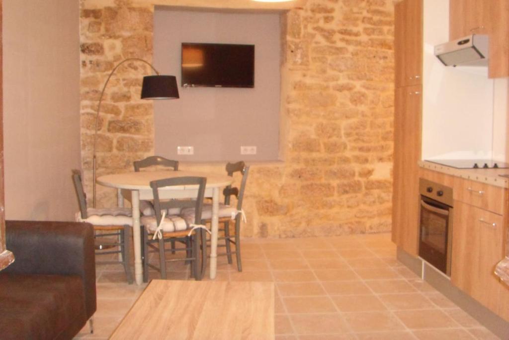 une cuisine et une salle à manger avec une table et des chaises dans l'établissement appartement cosy, à Sarlat-la-Canéda