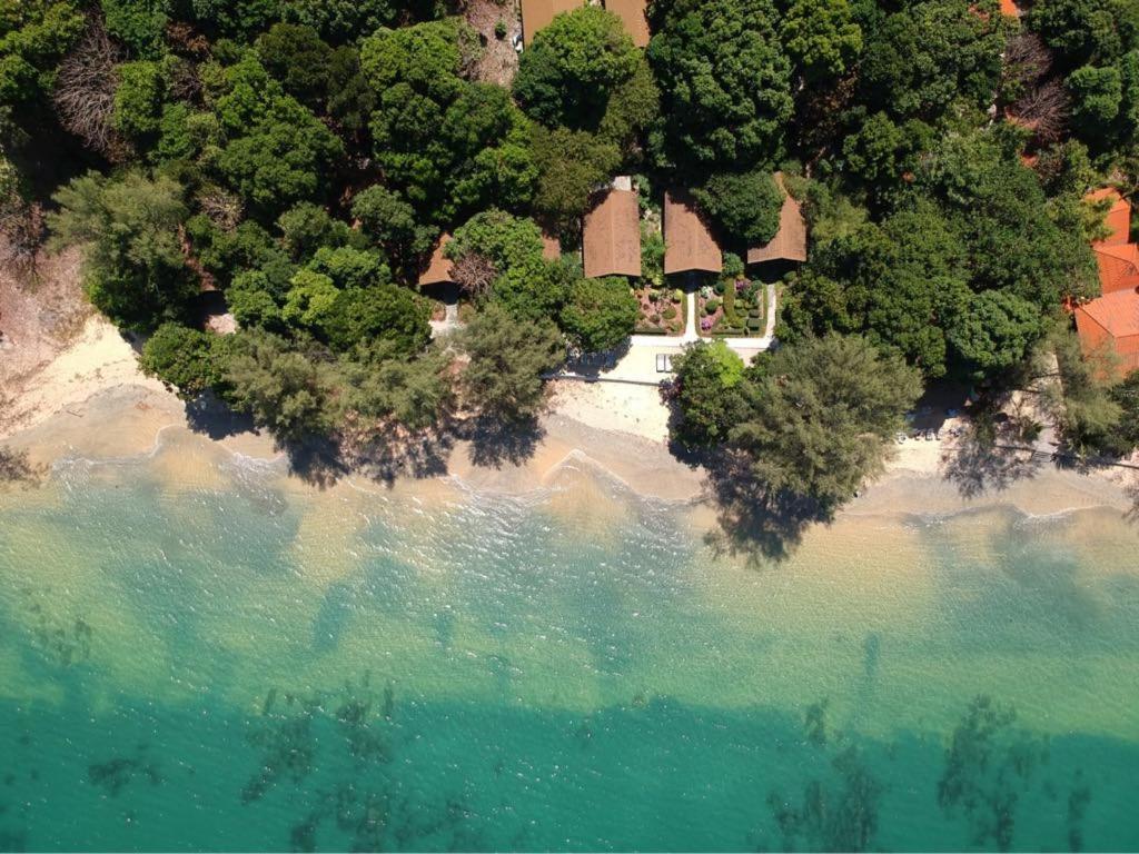 una vista aérea de una casa en la playa en Heaven Beach Resort & Art, en Ko Phayam