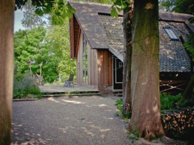 ベルゲンにあるFairytale cottage nestled between forestの木の家