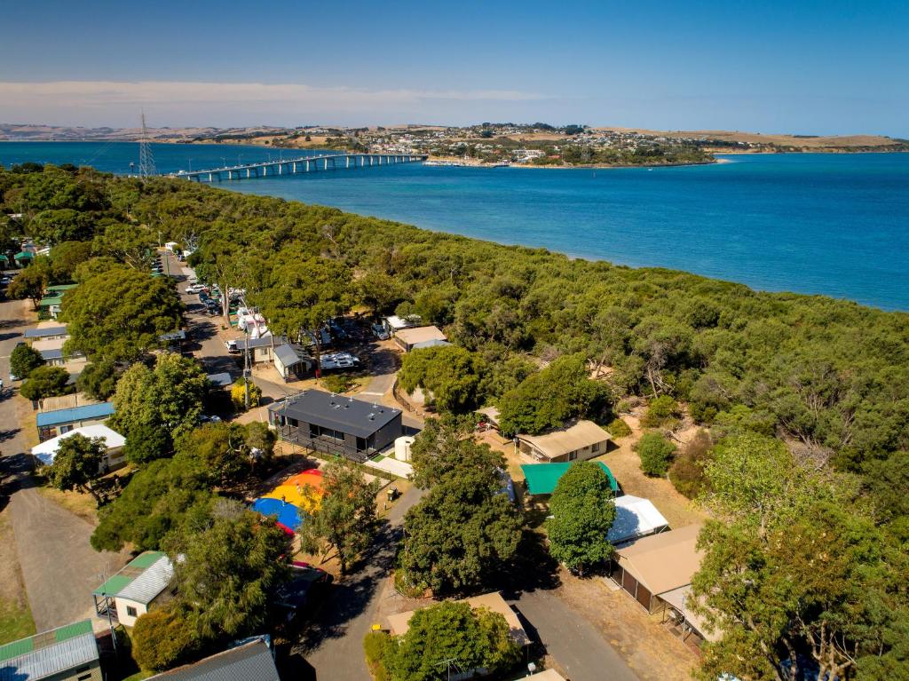 eine Luftansicht eines Resorts mit einem Pier in der Unterkunft BIG4 Ingenia Holidays Phillip Island in Newhaven