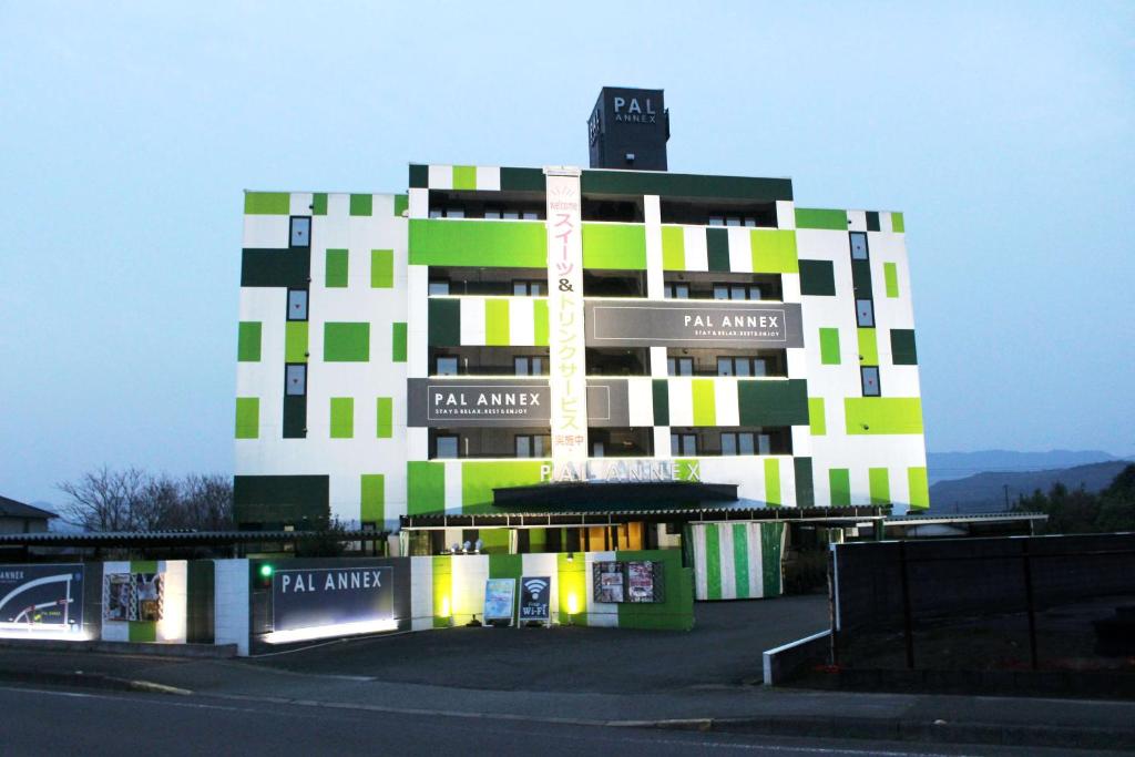 ein Gebäude mit grünen und weißen Plätzen darauf in der Unterkunft Pal Annex Nakatsu (Love Hotel) in Nakatsu