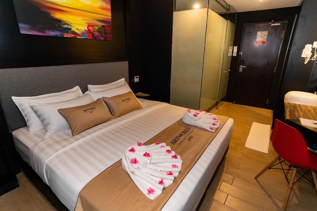 Postel nebo postele na pokoji v ubytování Artworks Hotel Ipoh