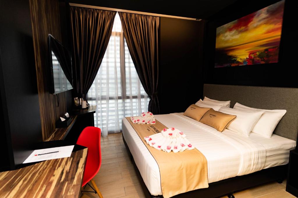 Postel nebo postele na pokoji v ubytování Artworks Hotel Ipoh