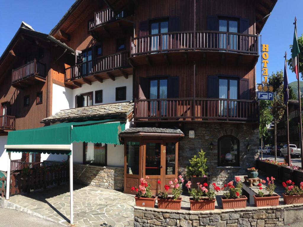 un grande edificio con fiori di fronte di Hotel Triolet a Courmayeur