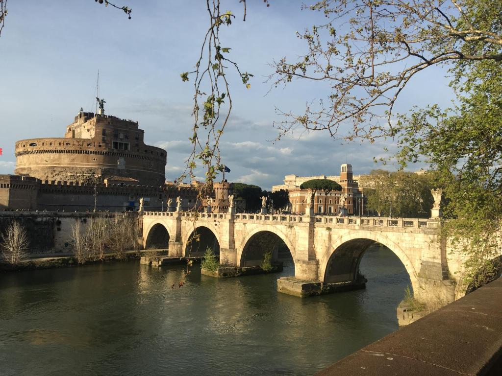 Una finestra su Castel Sant'Angelo - 1