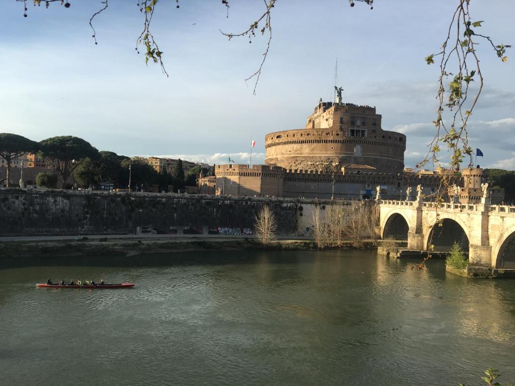 Una finestra su Castel Sant'Angelo - 2