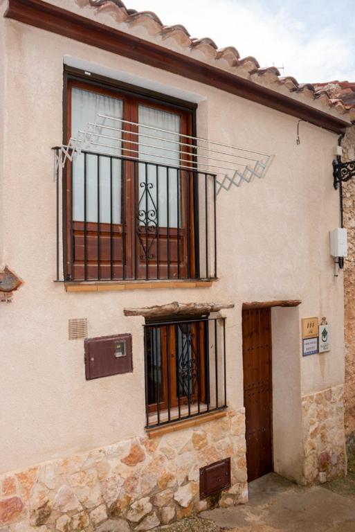 a building with a window and a door at Casa Rural Benito in Las Cuevas de Cañart