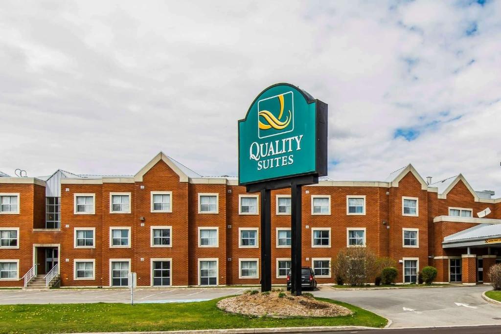 ein Hotelschild vor einem Gebäude in der Unterkunft Quality Suites Quebec City in Québec