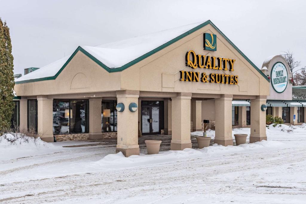 una tienda de comestibles en la nieve en una calle en Quality Inn & Suites en Brainerd