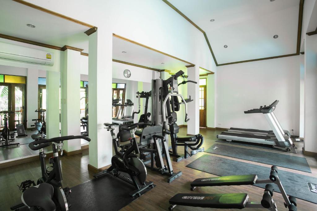 A mirrored hotel gym with cardio and resistance equipment.