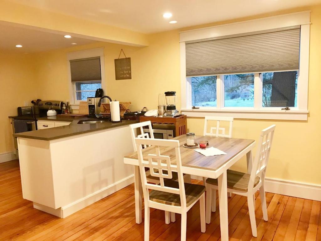 uma cozinha com mesa e cadeiras num quarto em Newly Renovated 3BR Hudson Valley House em Ulster Park