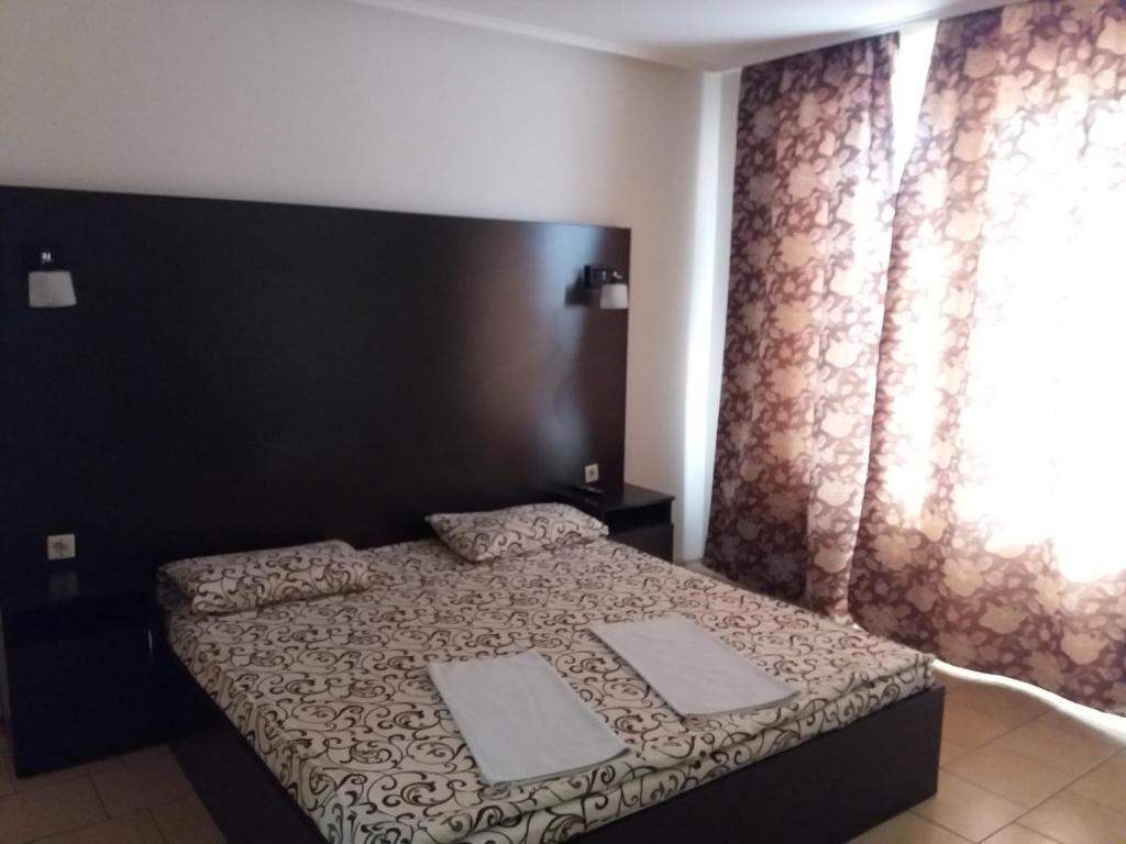 1 dormitorio con 1 cama con 2 toallas en ЧистоСила, en Uzhhorod