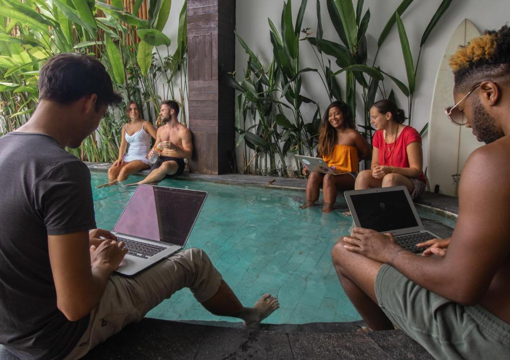 Fasilitas kolam renang di hotel murah Draper Startup House for Entrepreneurs.