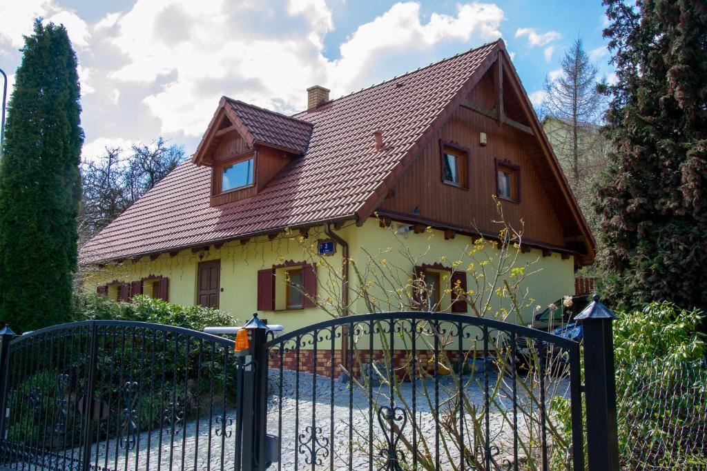 uma casa com um portão em frente em Apartamenty EverySky - Dom Wąska 3 em Karpacz