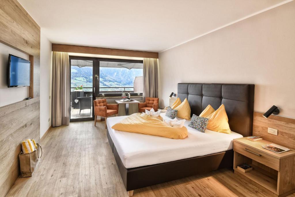 Postel nebo postele na pokoji v ubytování Hotel Tiroler Kreuz
