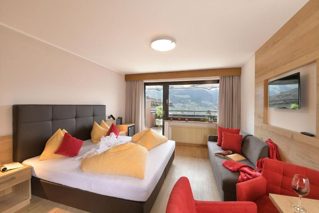 TV a/nebo společenská místnost v ubytování Hotel Tiroler Kreuz