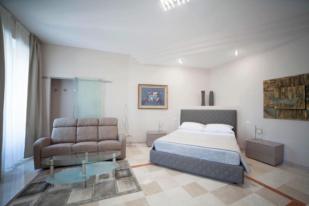1 dormitorio con 1 cama, 1 silla y 1 mesa en IMHOME - Cadorna House, en Milán